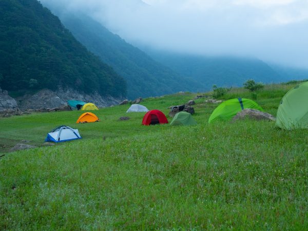 Camping Hautes-Alpes : Le guide ultime dont vous avez besoin avant de partir !