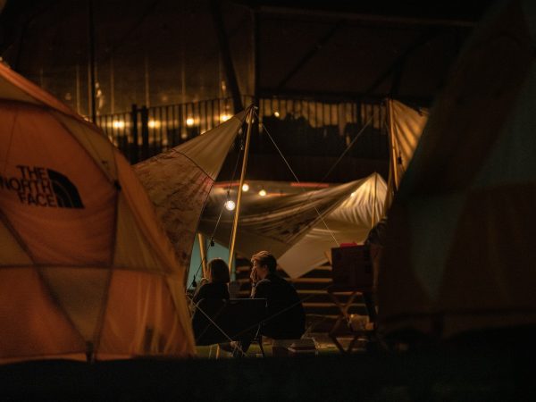Mobil-home classique vs tente aménagée : quel choix faire pour vos vacances au camping du Lac de Biscarrosse ?
