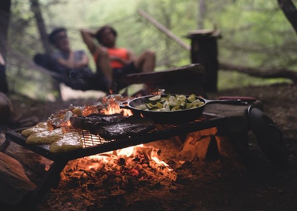 Les équipements de cuisine indispensables pour votre location de camping