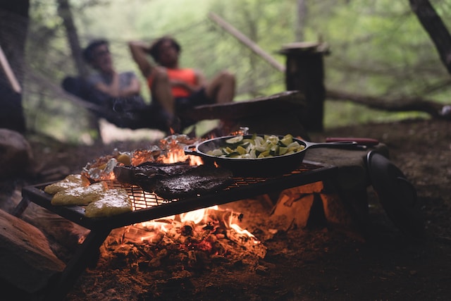 Les équipements de cuisine indispensables pour votre location de camping