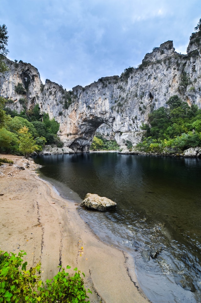 Quels sont les avantages d’un séjour 5 étoiles en camping en Ardèche?