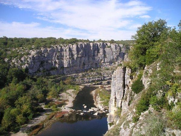 Quelles astuces pour louer en camping 4 étoiles en Ardèche au bon moment ?