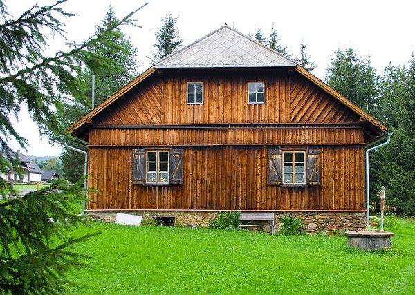 Quels sont les avantages et les inconvénients de louer un chalet de camping en Ardeche ?