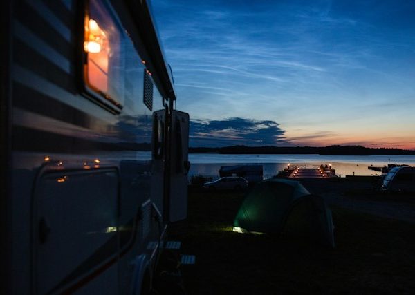 Trouver l’Air Parfait pour Votre Camping-Car Naturiste: Conseils et Destinations Idéales